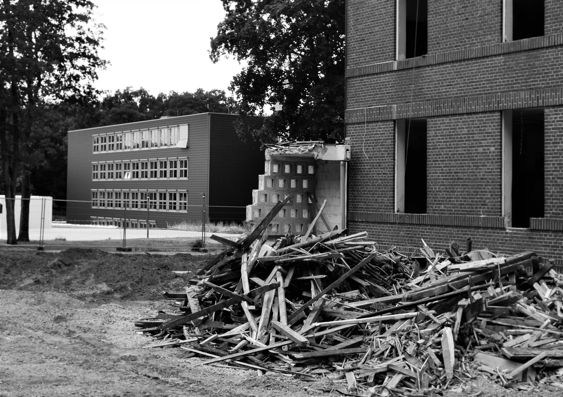 Schwarzweißaufnahme eines Umbaus auf dem Gelände des Arnold-Janssen-Gymnasiums